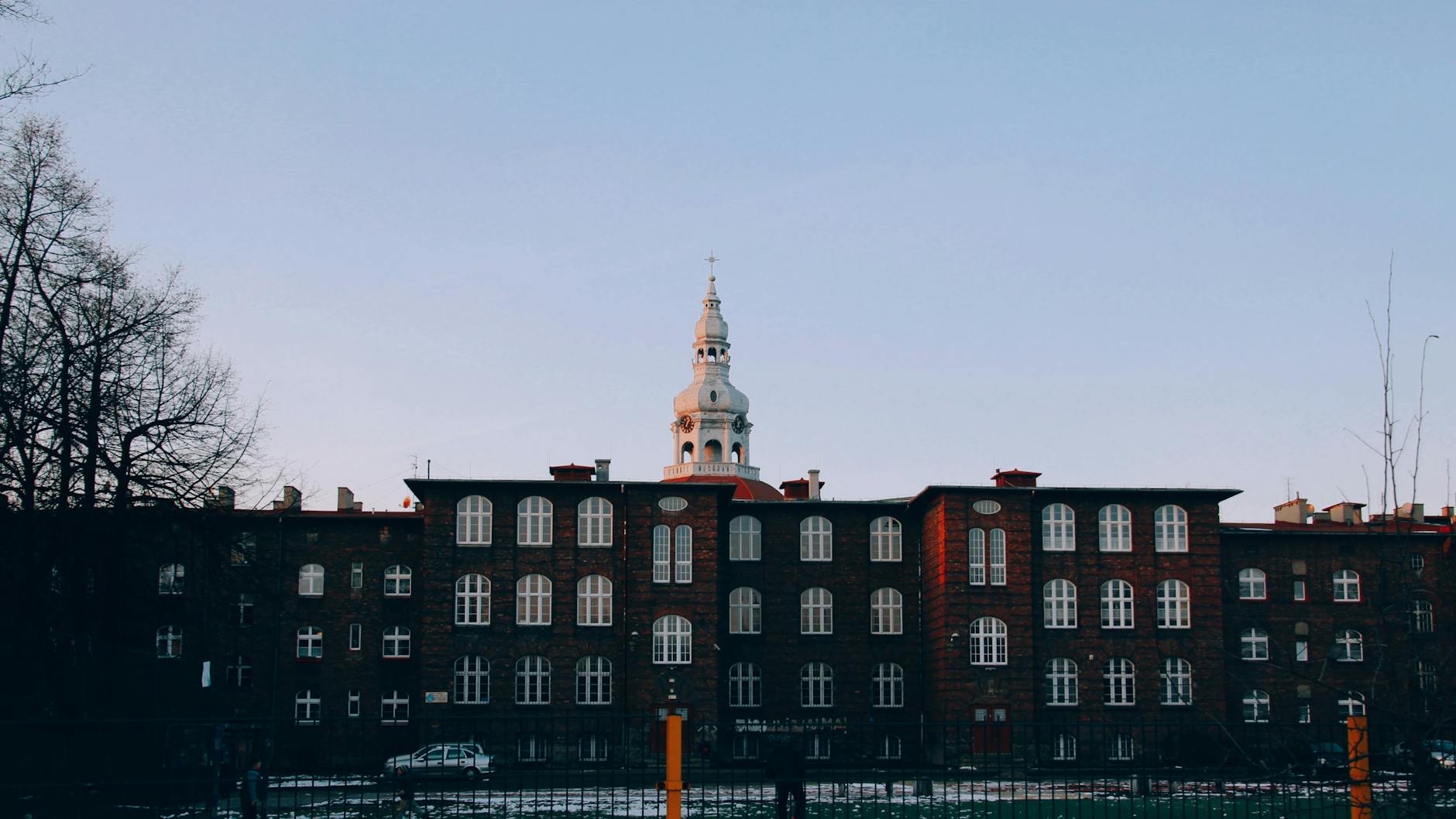 Panorama miasta Piekary Śląskie z widocznymi elementami przemysłowymi i mieszkalnymi.