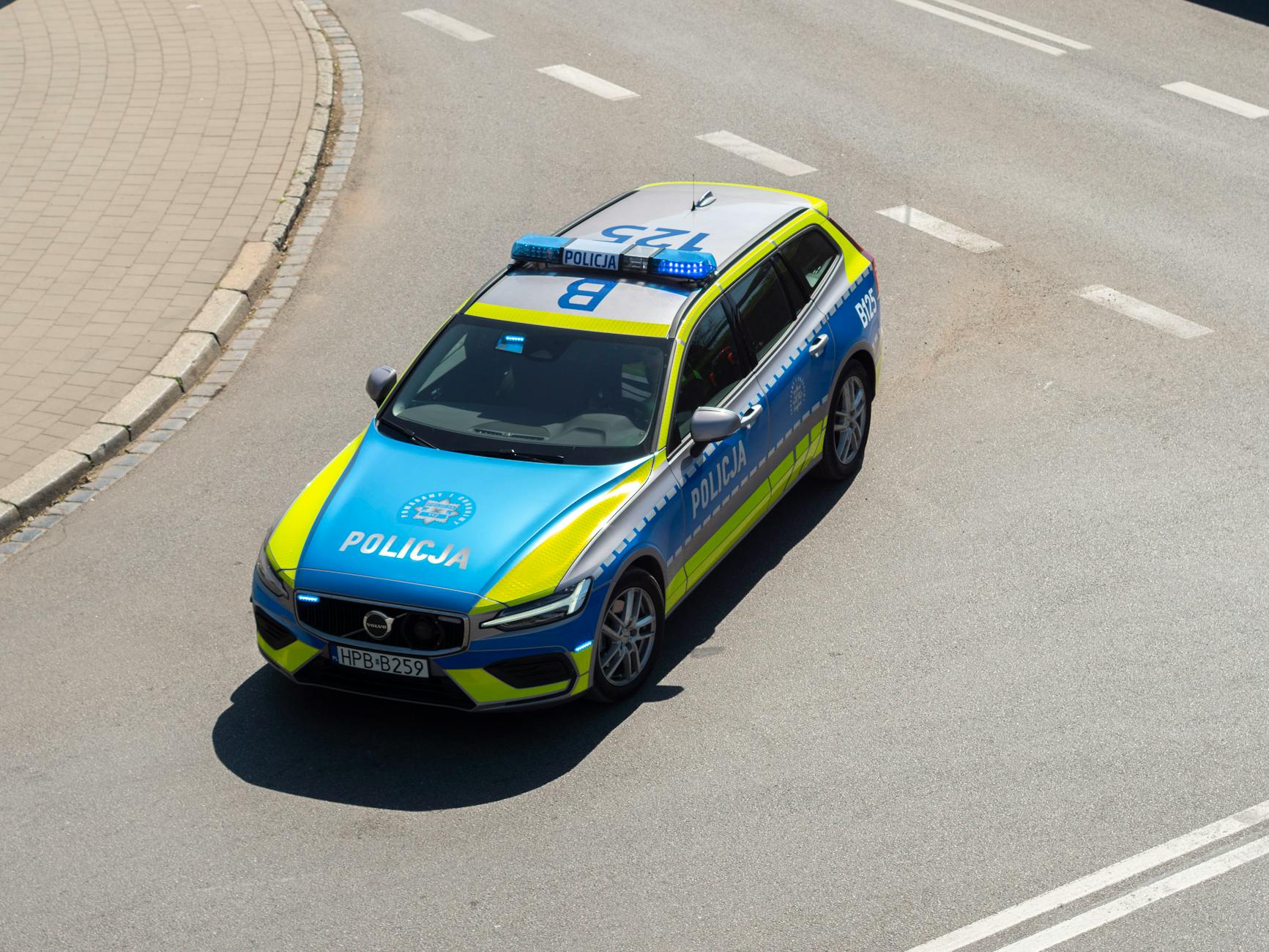Policjanci zabezpieczają nielegalny tytoń i papierosy w Piekarach Śląskich